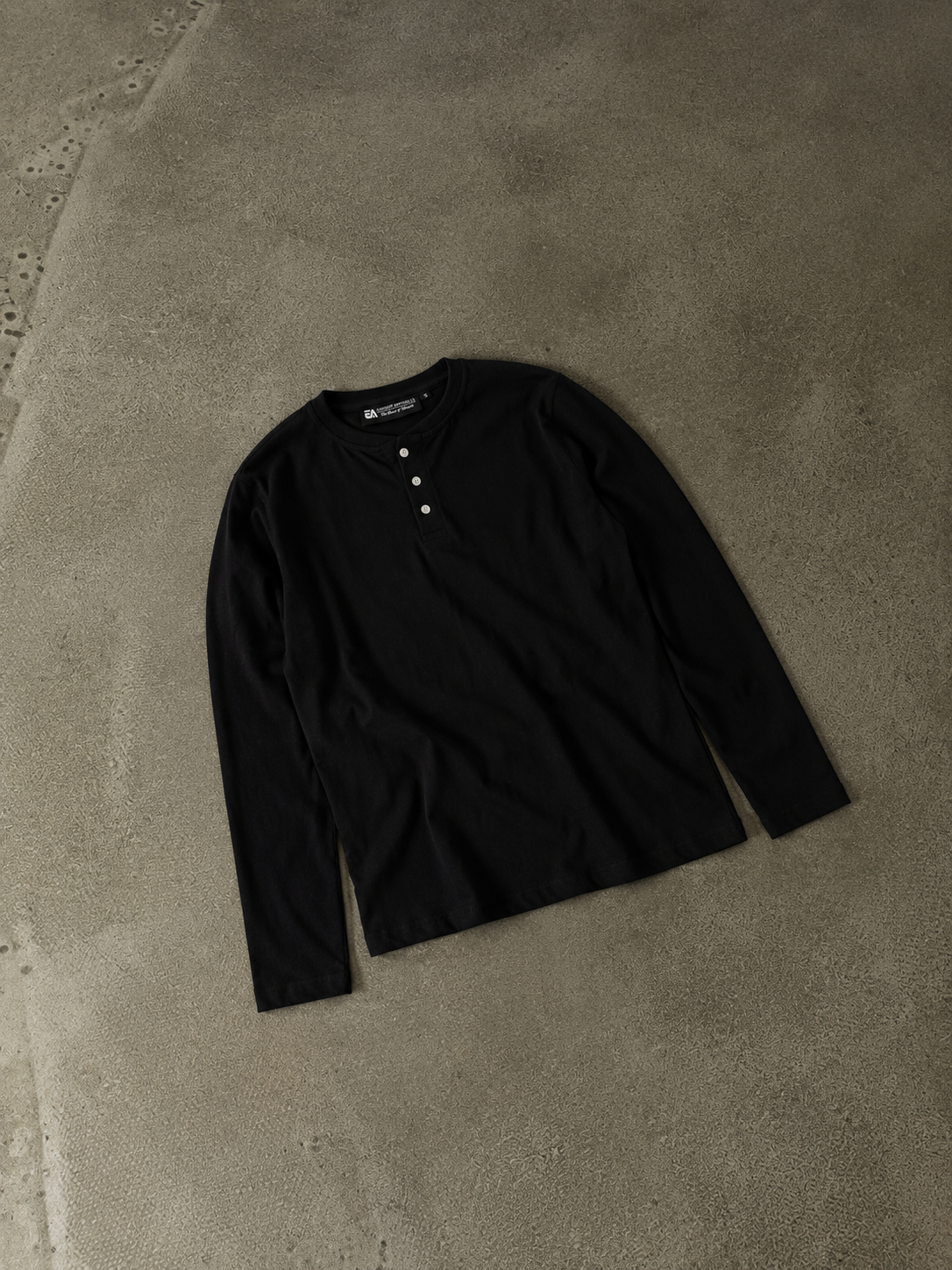 BLACK HENLEY, ESSENTIAL LONG SLEEVE