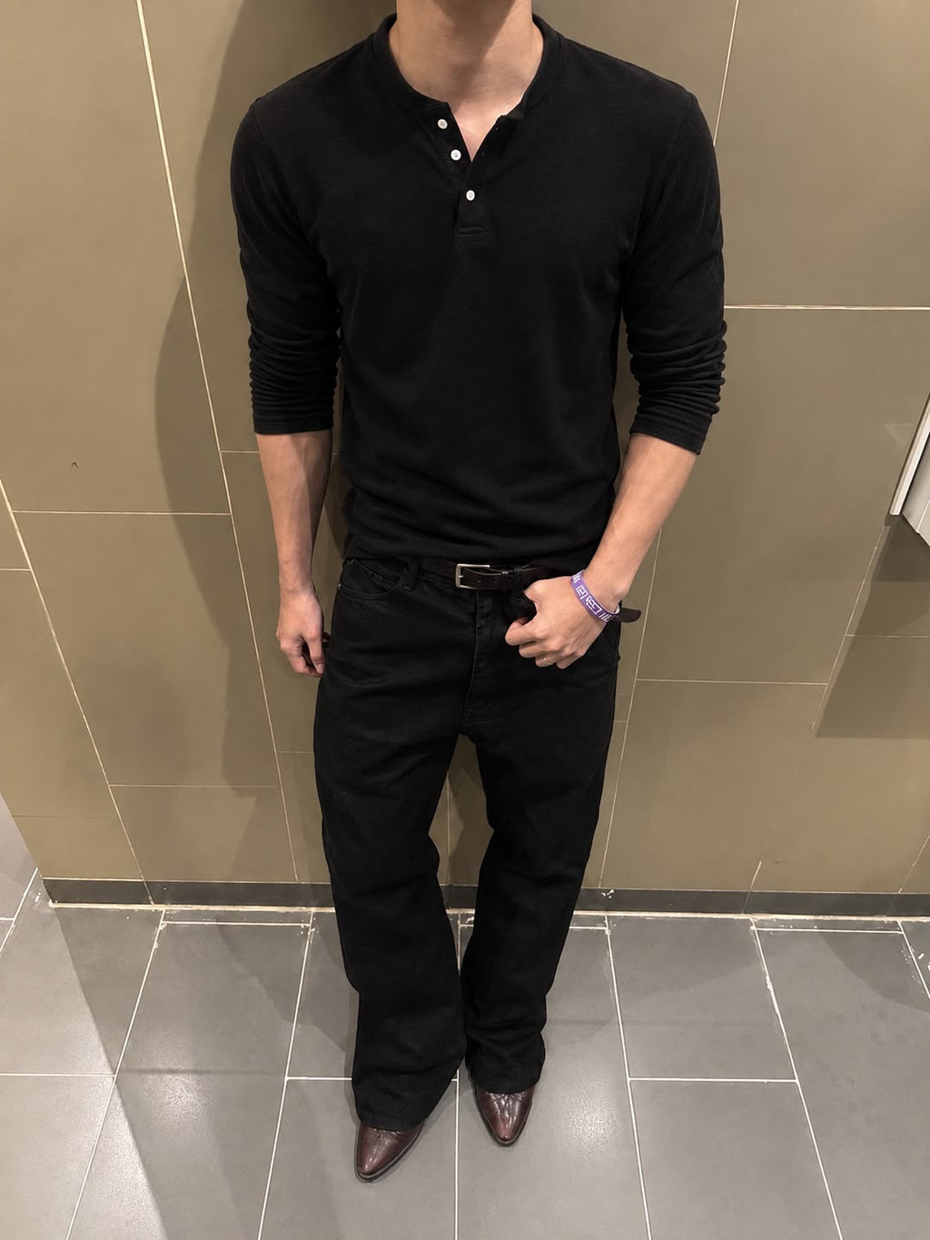 BLACK HENLEY, ESSENTIAL LONG SLEEVE